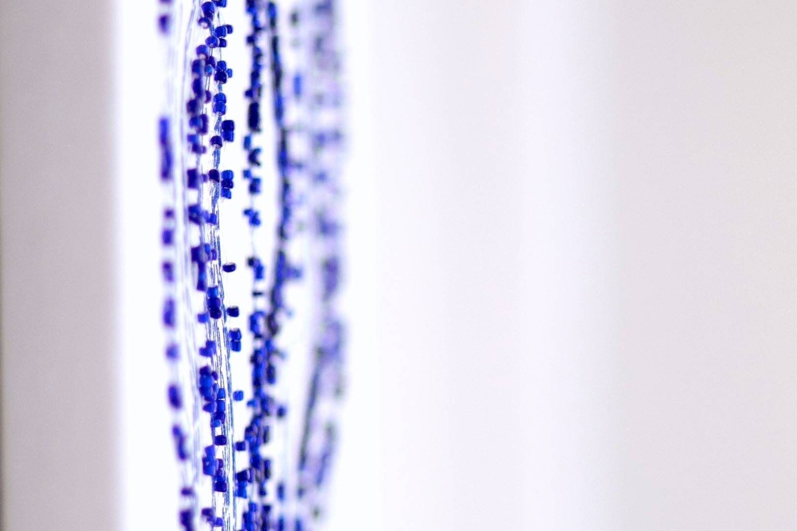 Lou Jeammet - détail d'un tableau brodé de perles bleues minimaliste au crochet de Lunéville fait en France